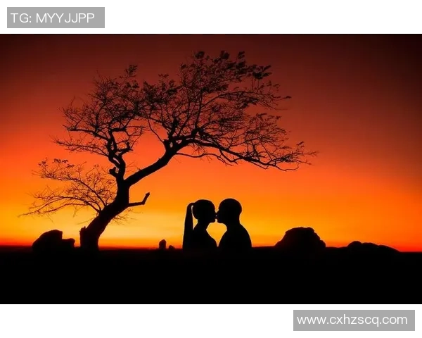 足球场上的浪漫时刻 球星们激情接吻瞬间引发热议